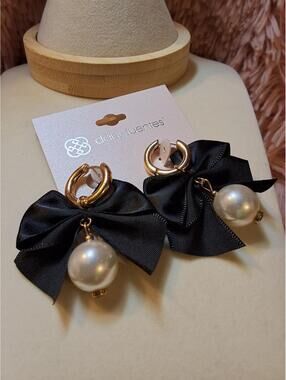 DAISY FUENTES HOOP WITH PEARL AND BLACK BOW ACCENT